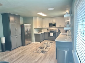 Fridge, microwave, oven, stovetop - Newly renovated 3-bedroom “Deja Blue” Lakehouse near Catfish Bay in Kingston (Kingston)