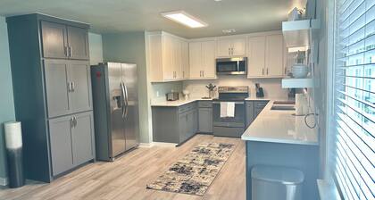 Newly renovated 3-bedroom “Deja Blue” Lakehouse near Catfish Bay in Kingston