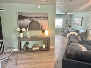 Smart TV, chimenea, libros