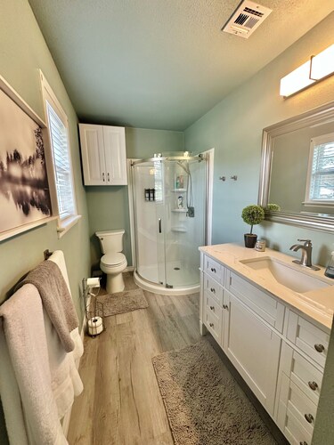 Newly renovated 3-bedroom “Deja Blue” Lakehouse near Catfish Bay in Kingston