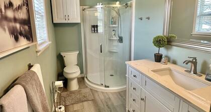Newly renovated 3-bedroom “Deja Blue” Lakehouse near Catfish Bay in Kingston