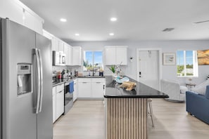 Refrigerador, microondas, horno, placa de cocina