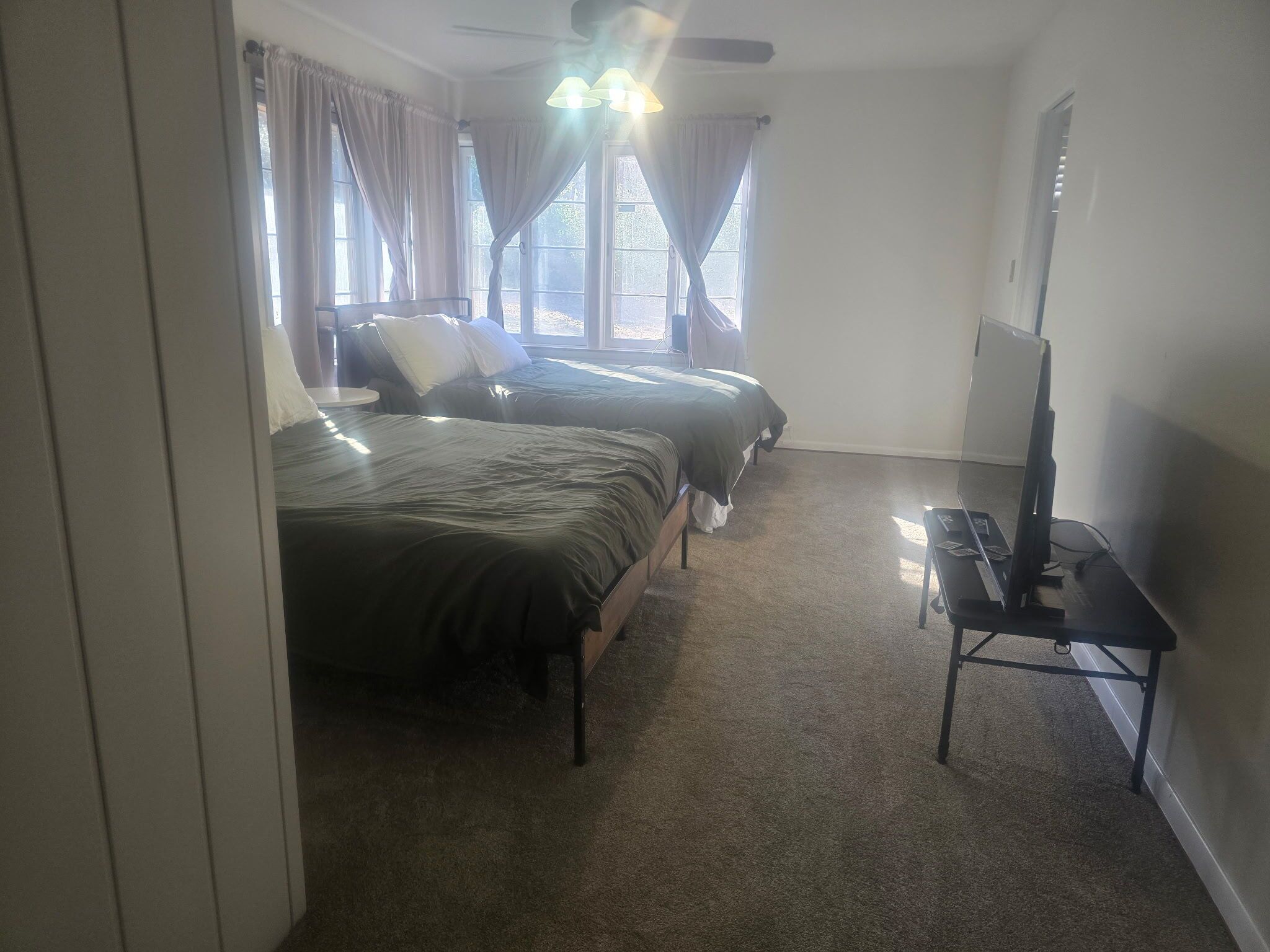 Silitysrauta/-lauta, Wi-Fi, vuodevaatteet