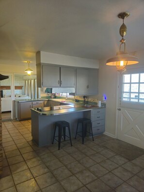 Microwave, oven, stovetop, dishwasher - Sunset Drive! (Wewoka)