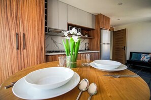 Loft Deluks, 1 kamar tidur, balkon | Ruang makan