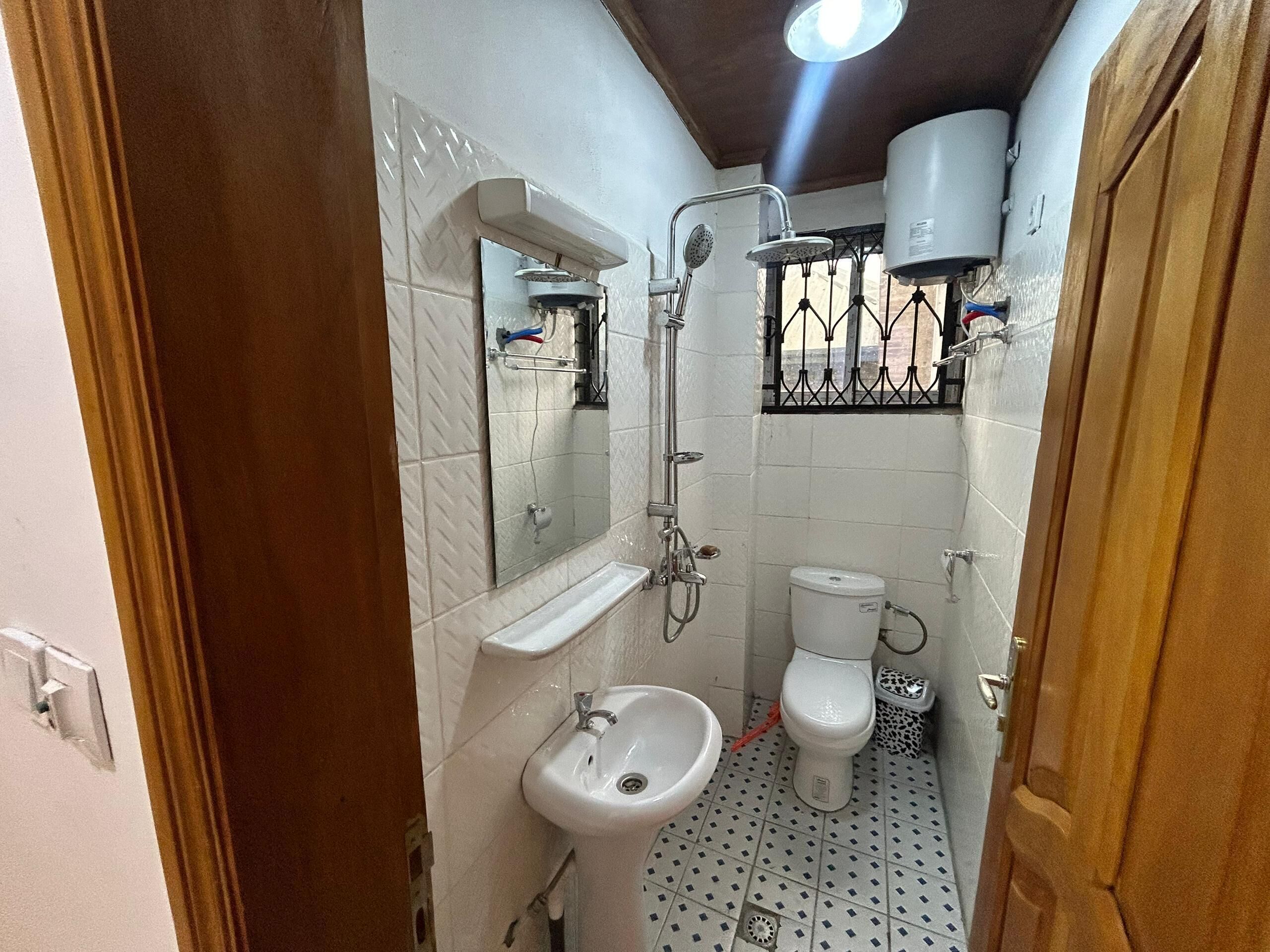 Een haardroger, handdoeken, zeep, toiletpapier