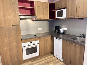 Fridge, microwave, oven, dishwasher - 100m from resort center, 4th floor, fitness, swimming pool, sauna, balcony, tv, ski locker, 88m² (Risoul)