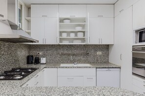 Frigorífico, microondas, horno y placa de cocina