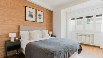 4 bedrooms, iron/ironing board, WiFi, bed sheets