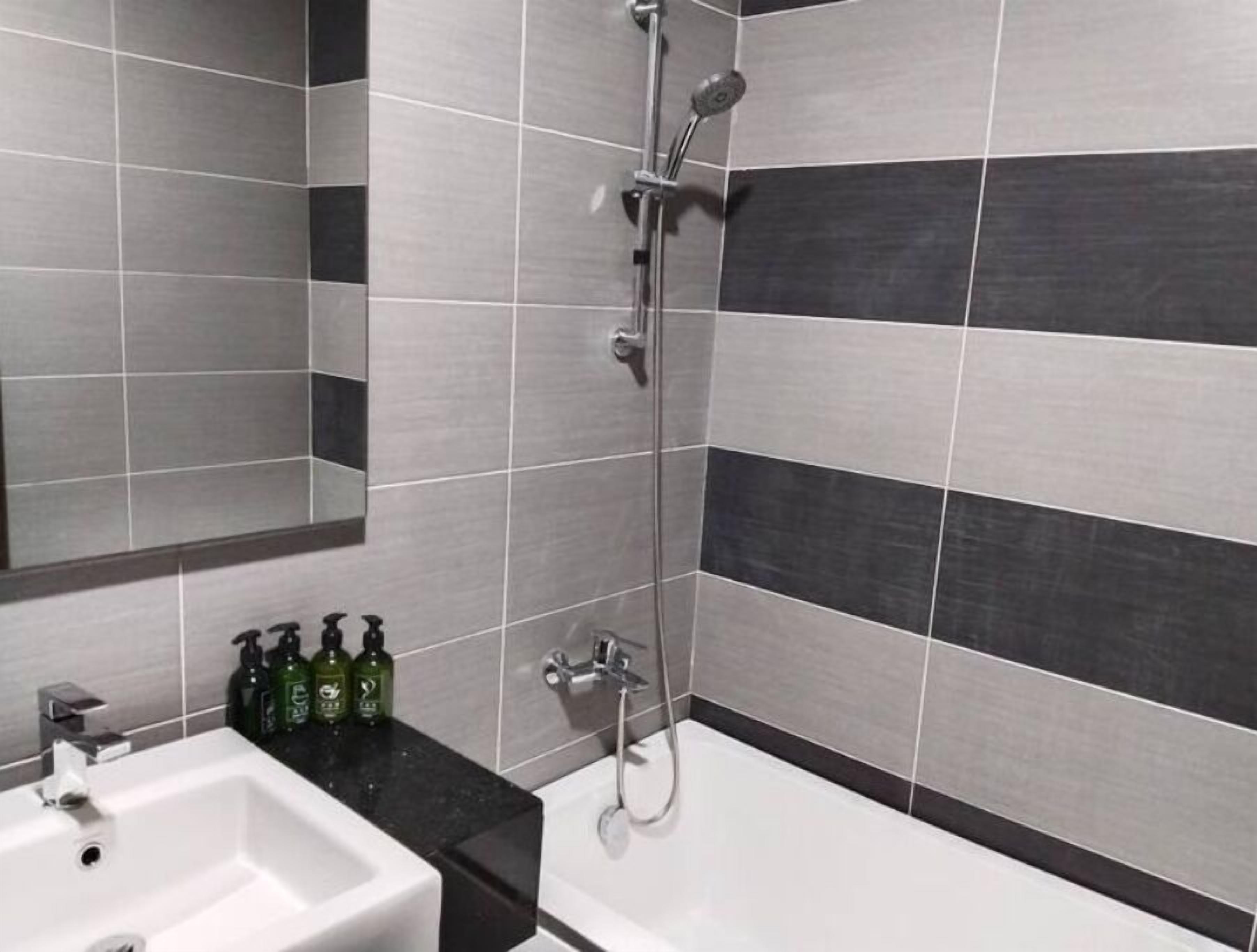 Bruser, hårtørrer, bidet, håndklæder