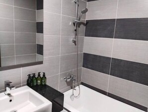 Douche, séchoir à cheveux, bidet, serviettes fournies