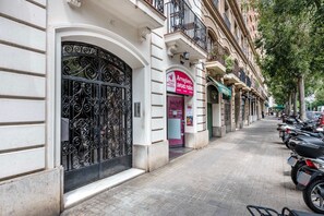 Exterior detail - Blueground | Pedralbes, AC & w/d, nr Camp Nou (Barcelona)