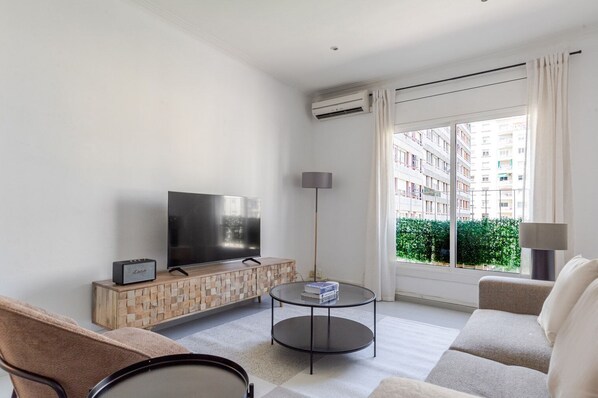 TV, stereo - Blueground | Pedralbes, AC & w/d, nr Camp Nou (Barcelona)
