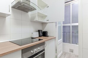 Frigorífico, microondas, horno y placa de cocina