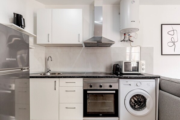 Kühlschrank, Mikrowelle, Ofen, Herdplatte