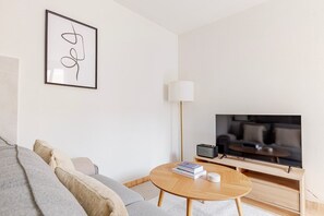 TV, stereo - Blueground | La Barceloneta, AC & w/d, nr beach (Barcelona)