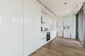 Fridge, microwave, oven, dishwasher - Blueground | London, AC, balcony, nr museum (London)