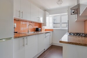 Fridge, microwave, oven, dishwasher - Blueground | Bayswater, balcony & w/d, nr parks (London)