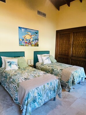 3 habitaciones, tabla de planchar con plancha, wifi y ropa de cama 