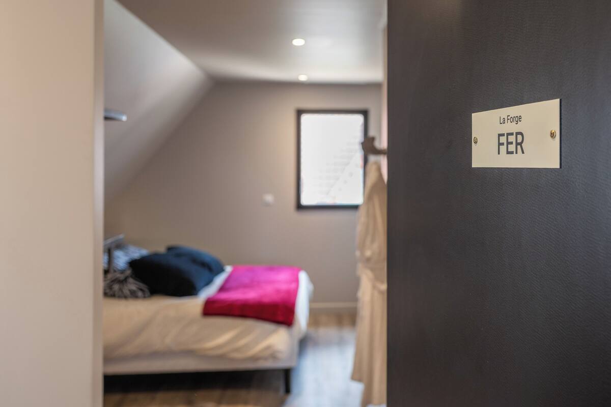 Comfort Room, Courtyard View (La forge fer)