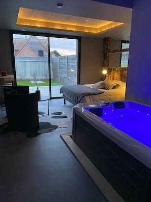 Romantic Suite (Fruit défendu) | 1 bedroom, individually decorated, individually furnished, soundproofing