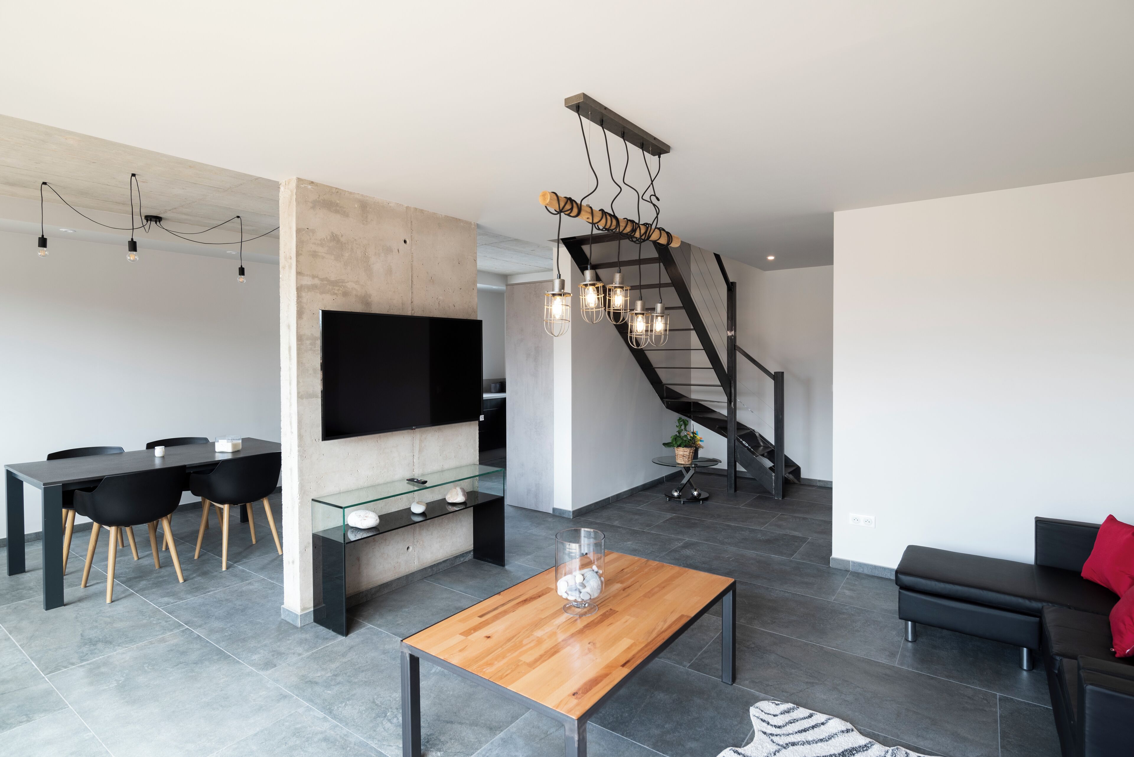 Comfort House (La carrière) | Living area | 46-inch Smart TV with digital channels, offices