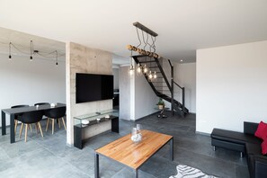 Comfort House (La carrière) | Living area | 46-inch Smart TV with digital channels, offices - Au Coeur Du Village (Saint-Aubin)