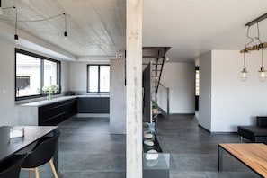 Comfort House (La carrière) | Living area | 46-inch Smart TV with digital channels, offices