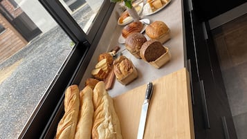 Petit déjeuner buffet (12 EUR par personne)