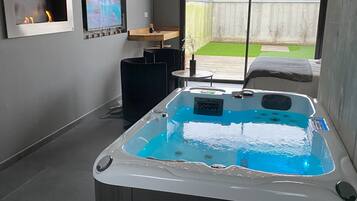 Romantic Suite (Fruit défendu) | Individually decorated, individually furnished, soundproofing, free WiFi