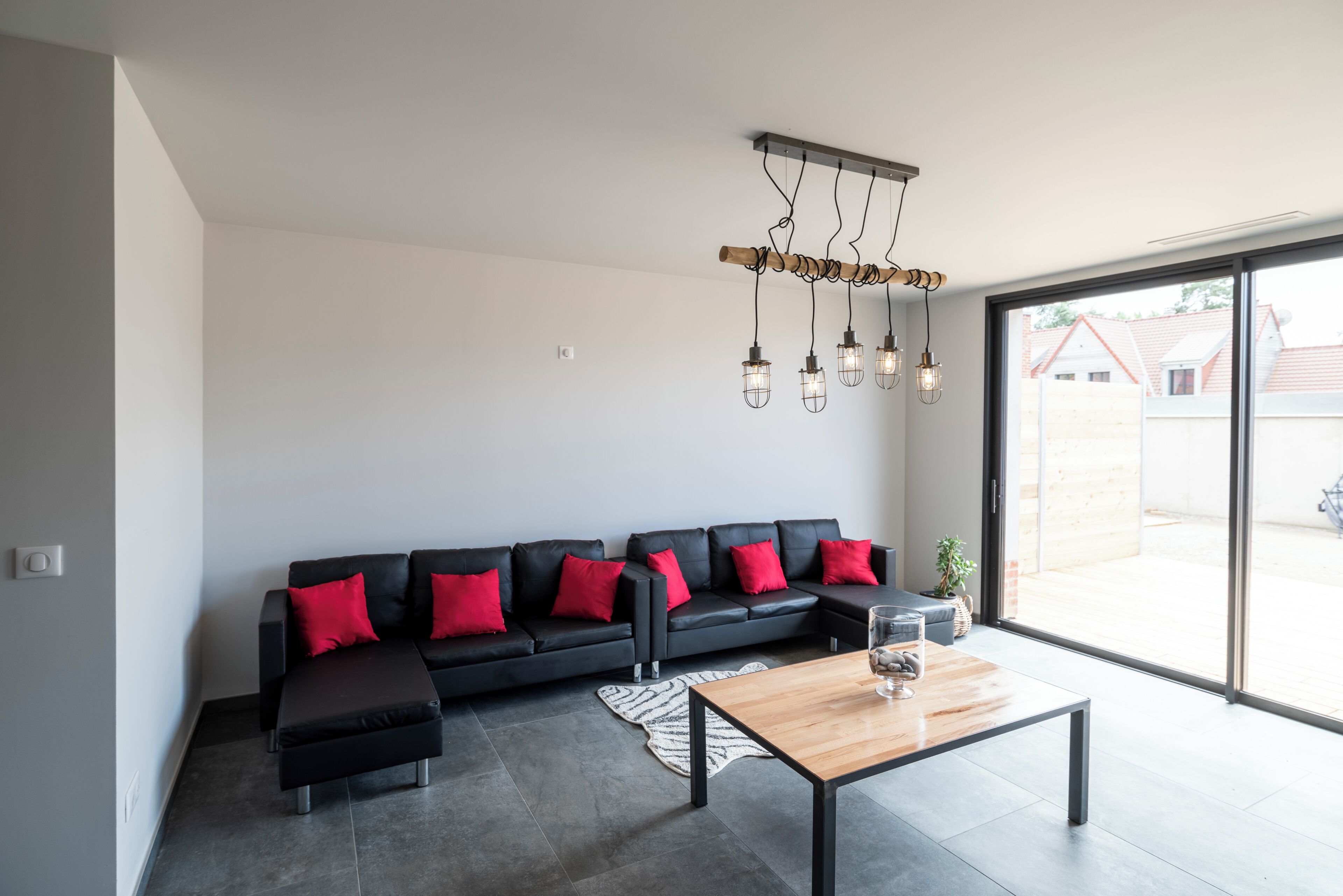 Comfort House (La carrière) | Living area | 46-inch Smart TV with digital channels, offices