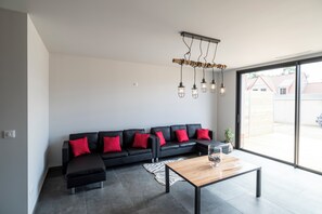 Comfort-Haus (La carrière) | Wohnbereich | 46-Zoll-Smart-TV mit Digitalempfang, Arbeitsbereiche