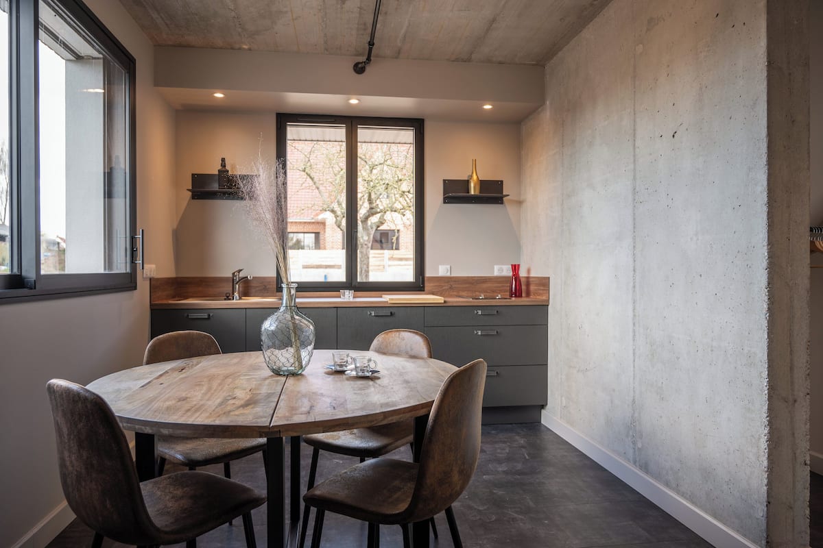 Family Apartment (Forge atelier) | Living area | 46-inch Smart TV with digital channels, offices