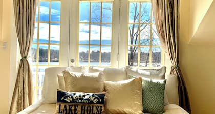 Charming Grand View/Lake Loft in Brewster with WiFi, AC