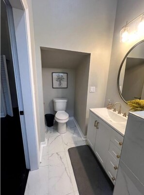 Douche, sèche-cheveux, serviettes fournies, savon