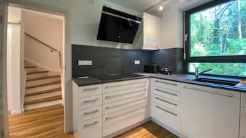 Frigorífico, microondas, horno y placa de cocina