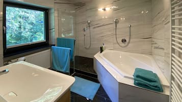 Douche, sĂšche-cheveux, serviettes fournies, savon