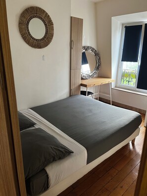 2 habitaciones, tabla de planchar con plancha, wifi y ropa de cama 