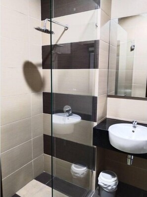 淋浴设施、吹风机、毛巾、肥皂