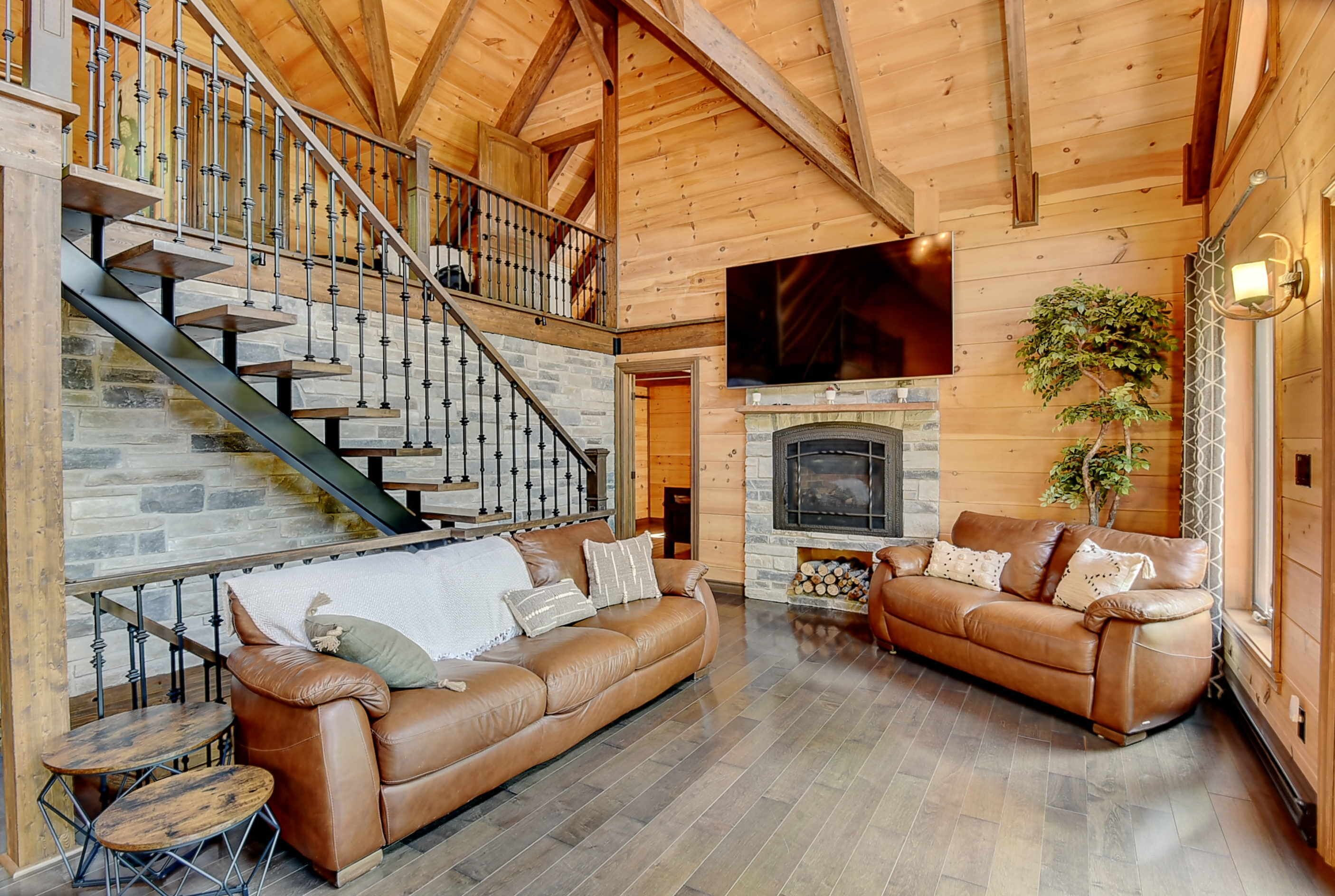 Smart TV, caminetto, videogiochi, tavolo da calcetto