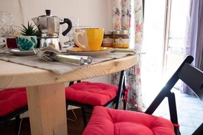 Apartment, 1 Bedroom, Balcony | Ruang makan