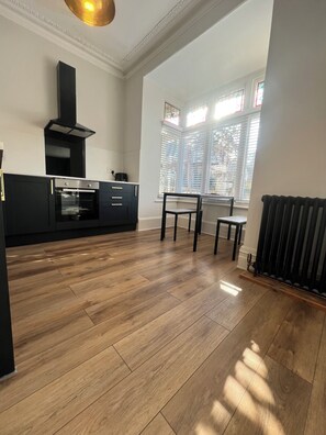 Jääkaappi, mikroaaltouuni, uuni, astianpesukone