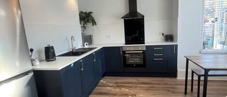 Een koelkast, een microgolfoven, een oven, een vaatwasser