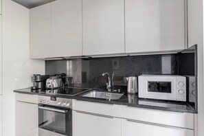 雪櫃、微波爐、焗爐、爐具