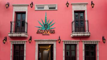 Vista frontal de la propiedad