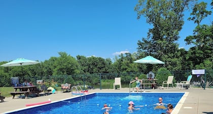 On Otter Creek! 1-bedroom cottage with WiFi and AC!