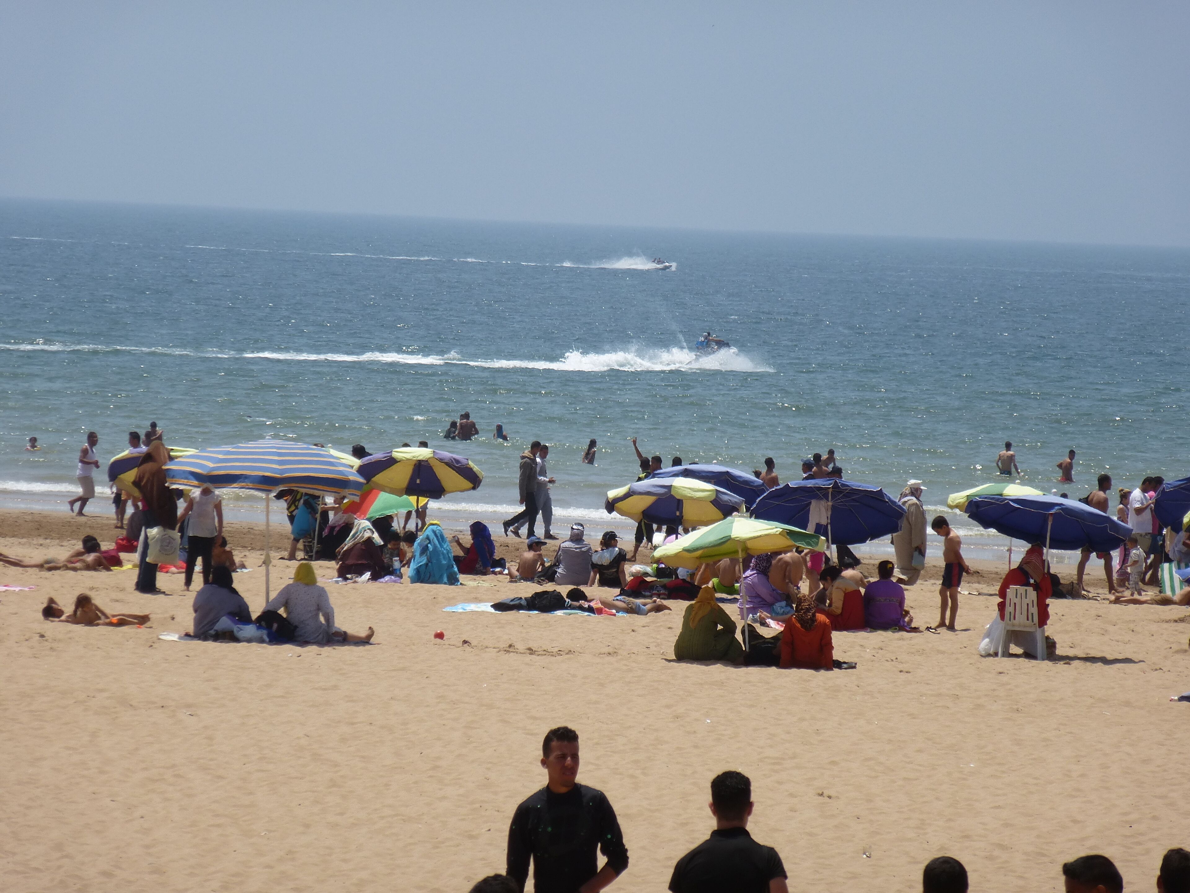 Chaises longues, serviettes de plage