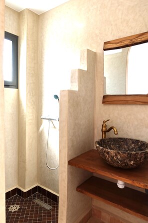 Een douche, een haardroger, handdoeken, zeep