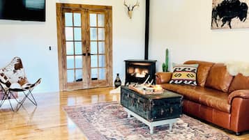 Smart TV, fireplace