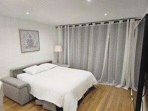 2 bedrooms, iron/ironing board, travel cot, WiFi